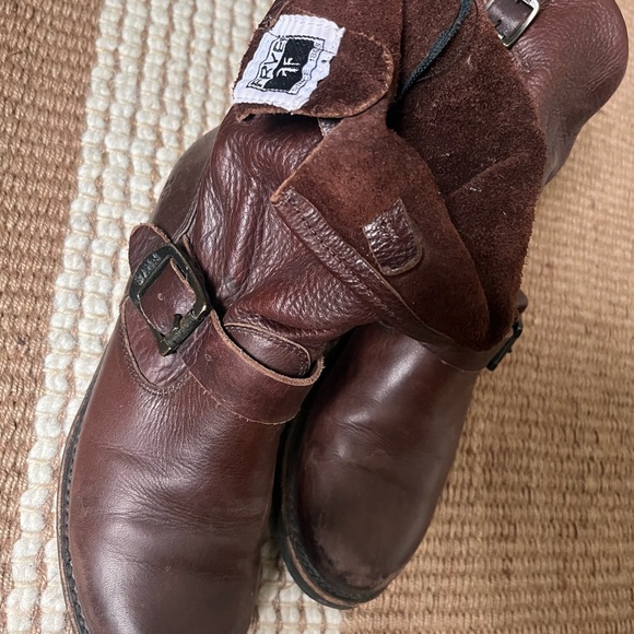 Frye short ankle boots size 6
Dark reddish brown
Great condition - Picture 4 of 4